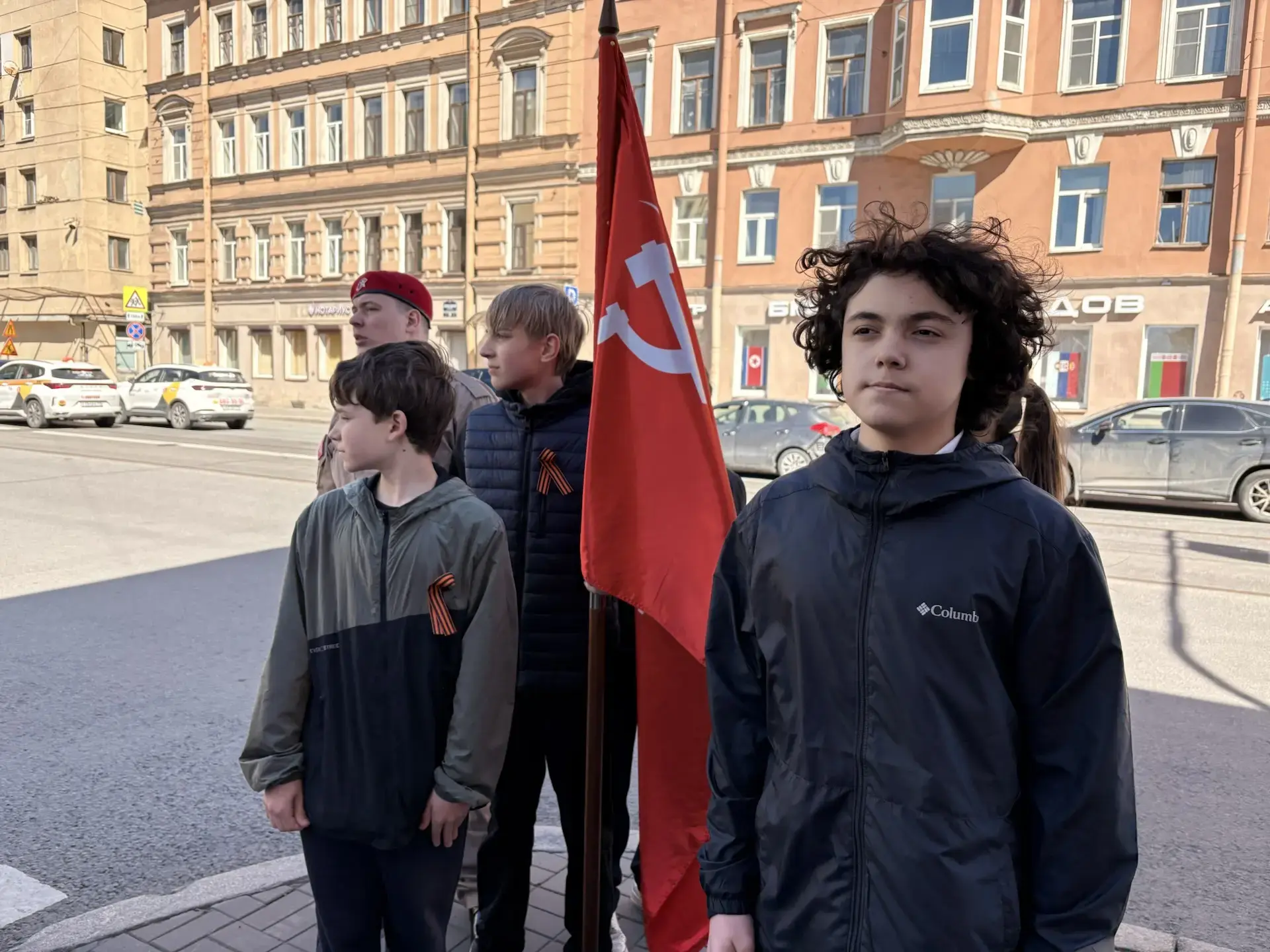 6 мая ученики нашей 564 школы стали частью районной патриотической акции «Знамя Победы». Эстафета пр