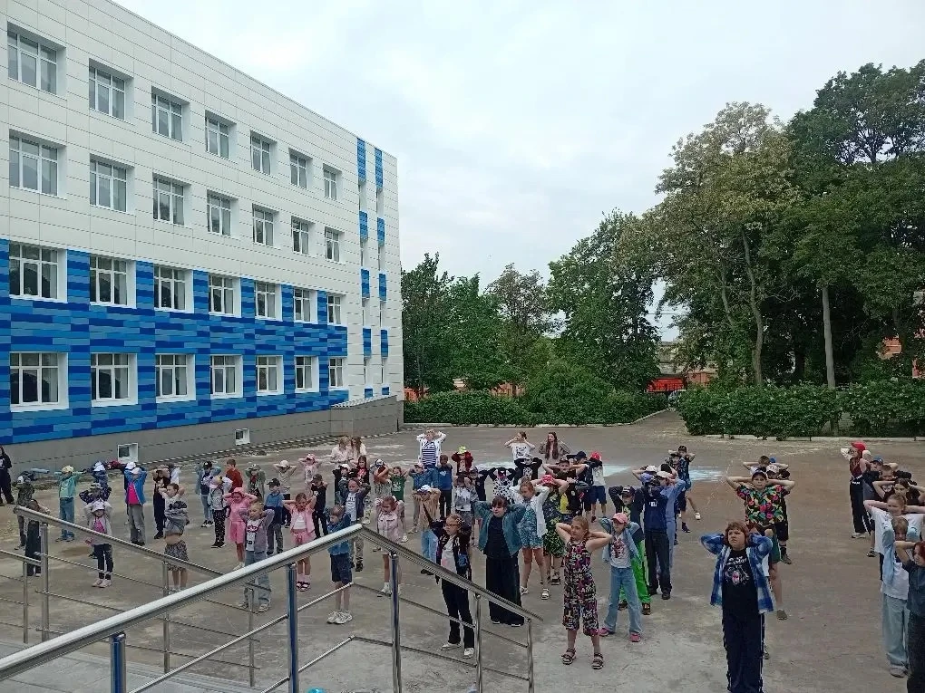 ☀ В нашем школьном лагере некогда скучать! 🤸🪁
Утро начинается с энергичной зарядки — это главный с
