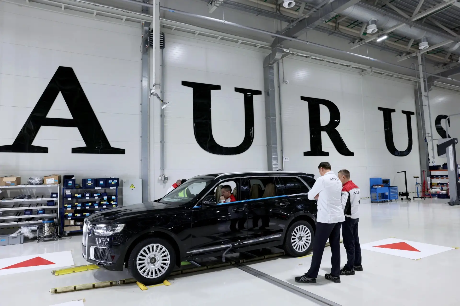 Компания Aurus опровергла слухи о закрытии завода в Елабуге, сообщив, что производствен...
