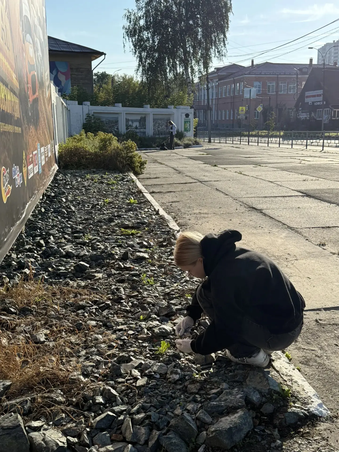 Прекрасный день сегодня! И наши помощники по озеленению уже вовсю наводят красоту. Вот,...