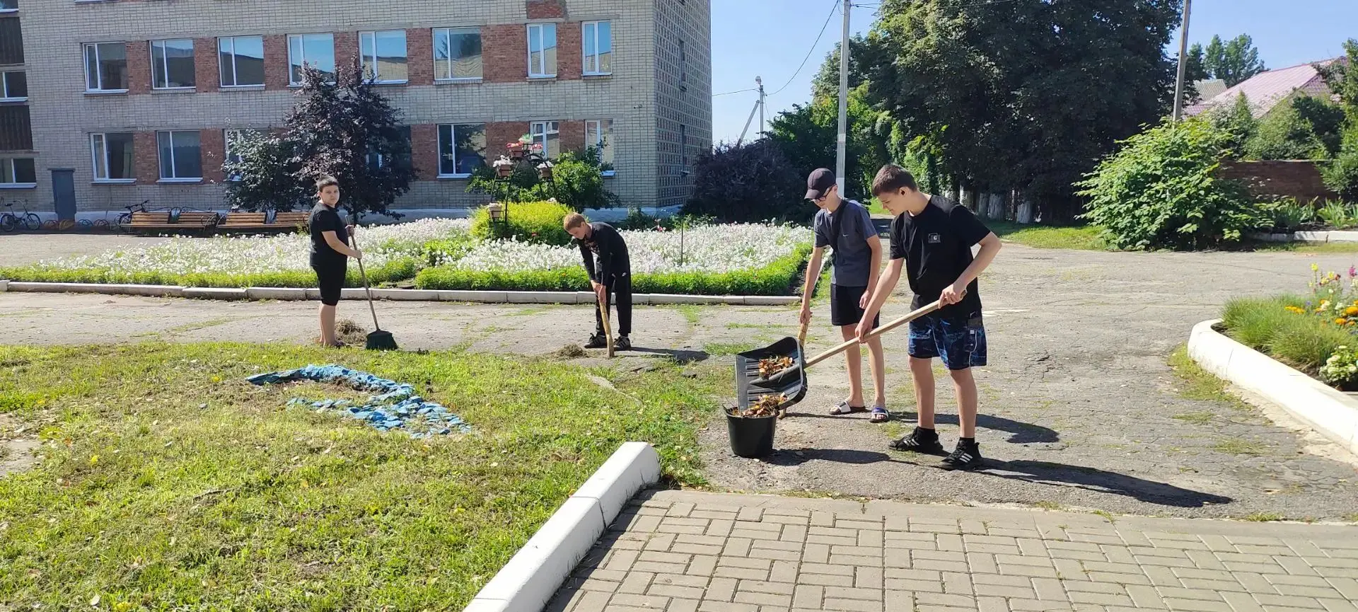 🧹🪣 Продолжается летняя практика у учеников нашей школы. 
Сегодня на трудовую вахту заступили учени