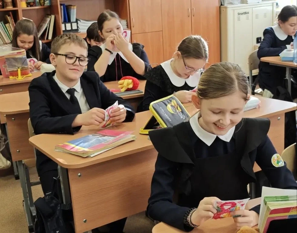 ✨ Орлята в деле! ✨  Юные орлята 4Б класса подготовили особенный подарок для своих мам к 8 Марта! 😍💖 