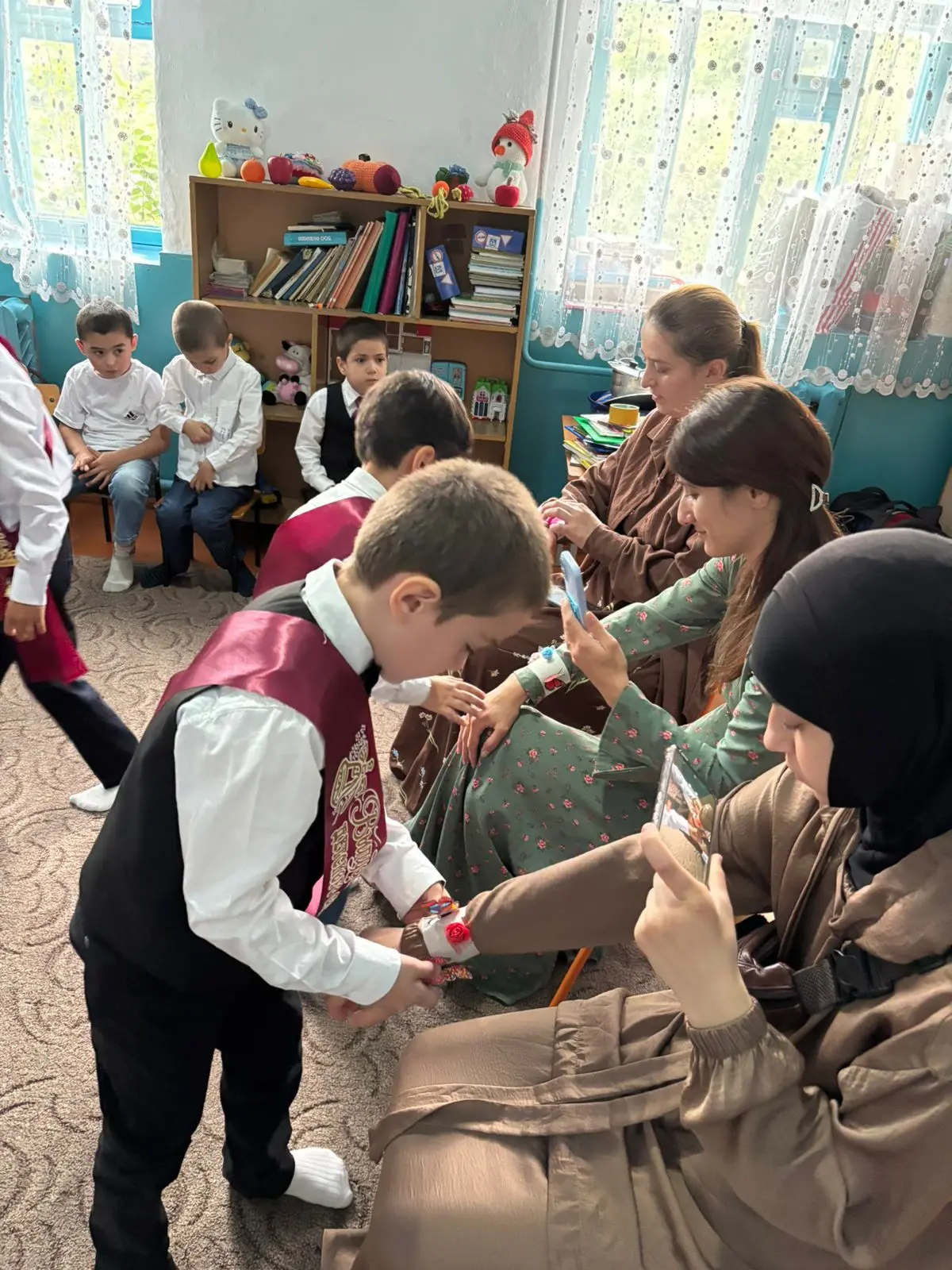 Наши замечательные дети, сегодня особенный день — ваш первый выпускной! Вы покидаете ст...