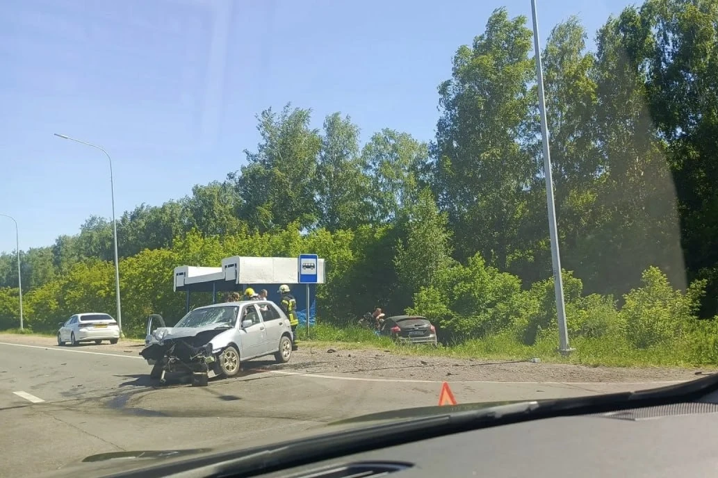 🚘Автомобиль вылетел в кювет после ДТП в барнаульском Авиаторе

По словам очевидцев, после столкнове