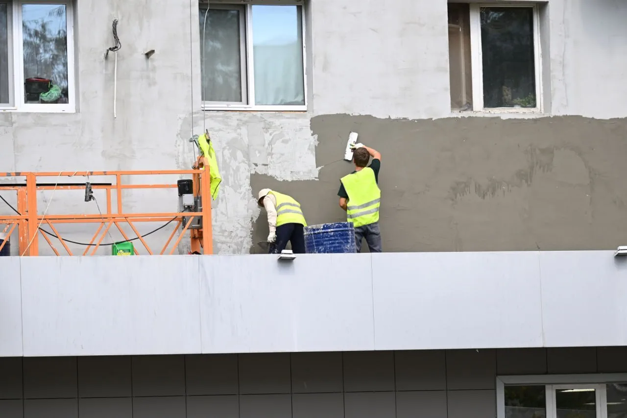 В Казани начали обновлять фасады домов на улицах Серова и Кулахметова - речь о зданиях, которые нахо