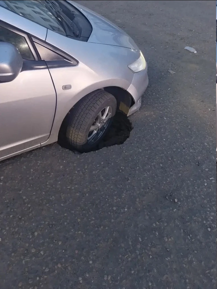 КУДА СМОТРЯТ??? Человек провалился под асфальт у автовокзала! 🚨