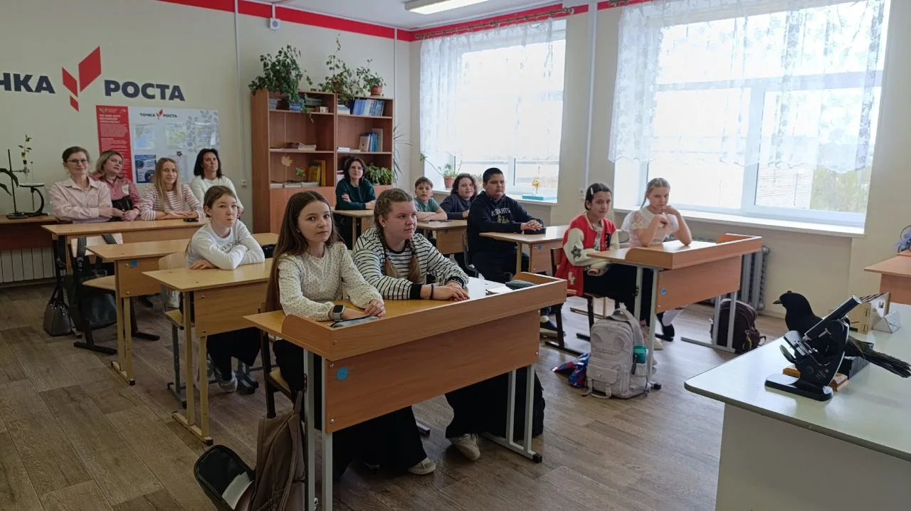 Сегодня наша школа гостеприимно распахнула двери для учителей биологии, географии и хим...