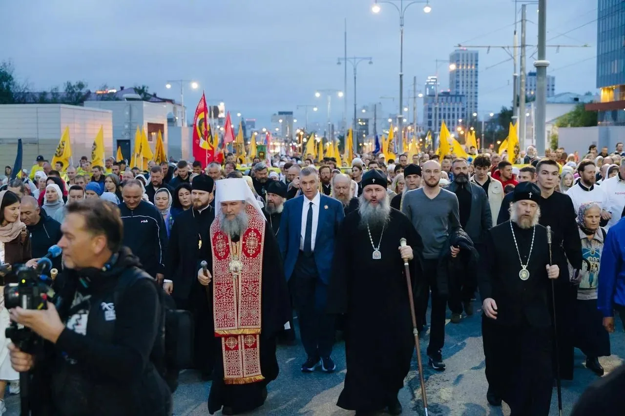 Крестный ход, который очищает память 🕊️

В Екатеринбурге завершился Царский крестный ход. Митрополи