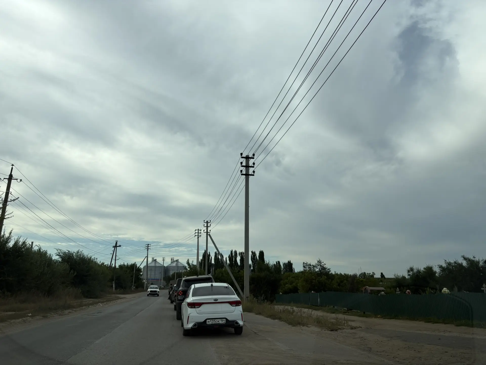 ⛽️ в Аткарске прямо сейчас. Бензин есть, но очередь большая. Вплоть до кладбища. 26 авг...