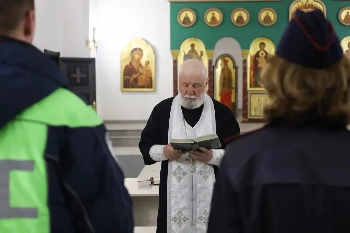 Священник освятил самые аварийные участки дорог в Братске и Братском районе  19 мая Иерей Павел Ялан