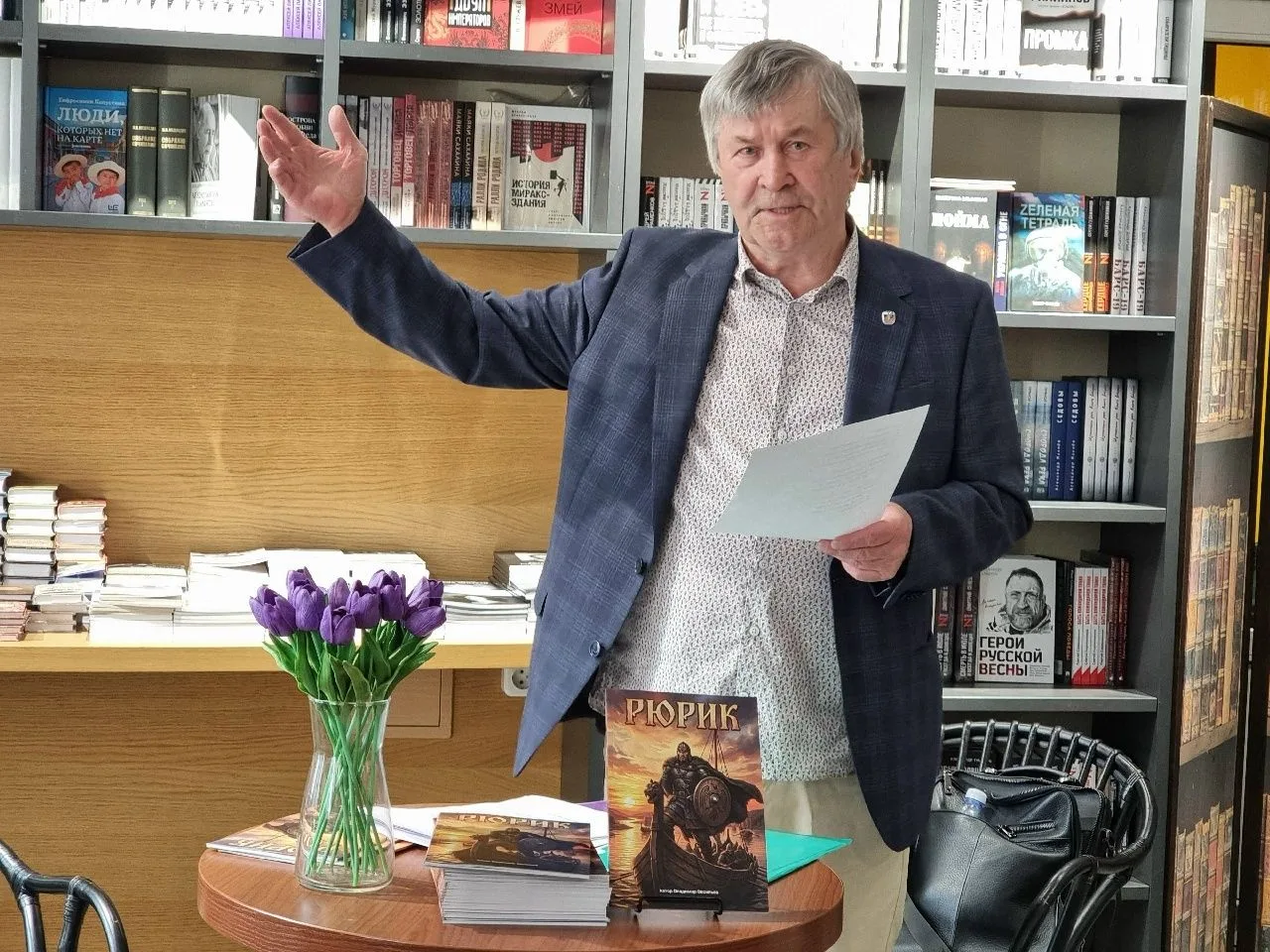 17 августа в лектории Книжной лавки писателей состоялась при полном аншлаге презентация...