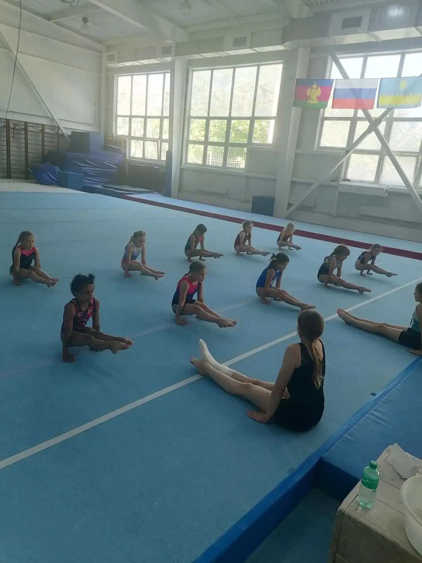 🤗Сегодня в отделении «Спортивная гимнастика» разминку для группы провели старшие девочки-спортсменк