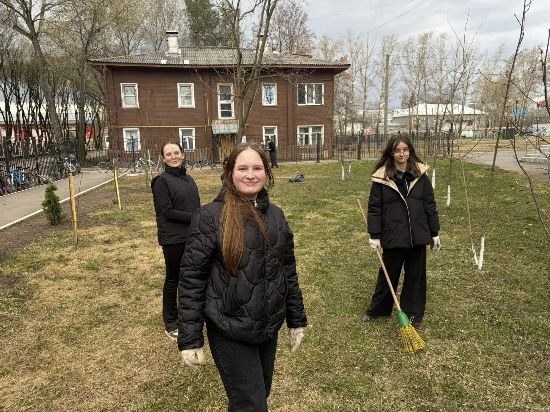Субботник в 5 «Г» классе.  Вчера ребята из 5 «Г» дружно взялись за дело и сделали школьную территори