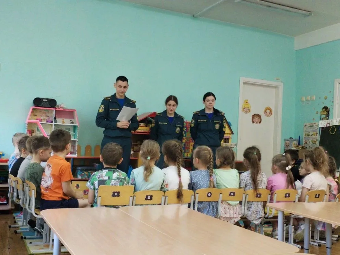 На прошлой неделе наш детский сад посетили гости из МЧС – студенты-спасатели. Они провели для воспит