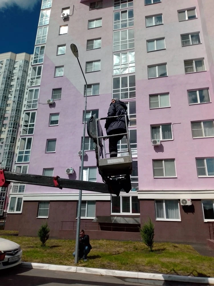Обновили освещение во дворах: заменили старые фонари на новые. Теперь вечером — светло как днем!😁💡