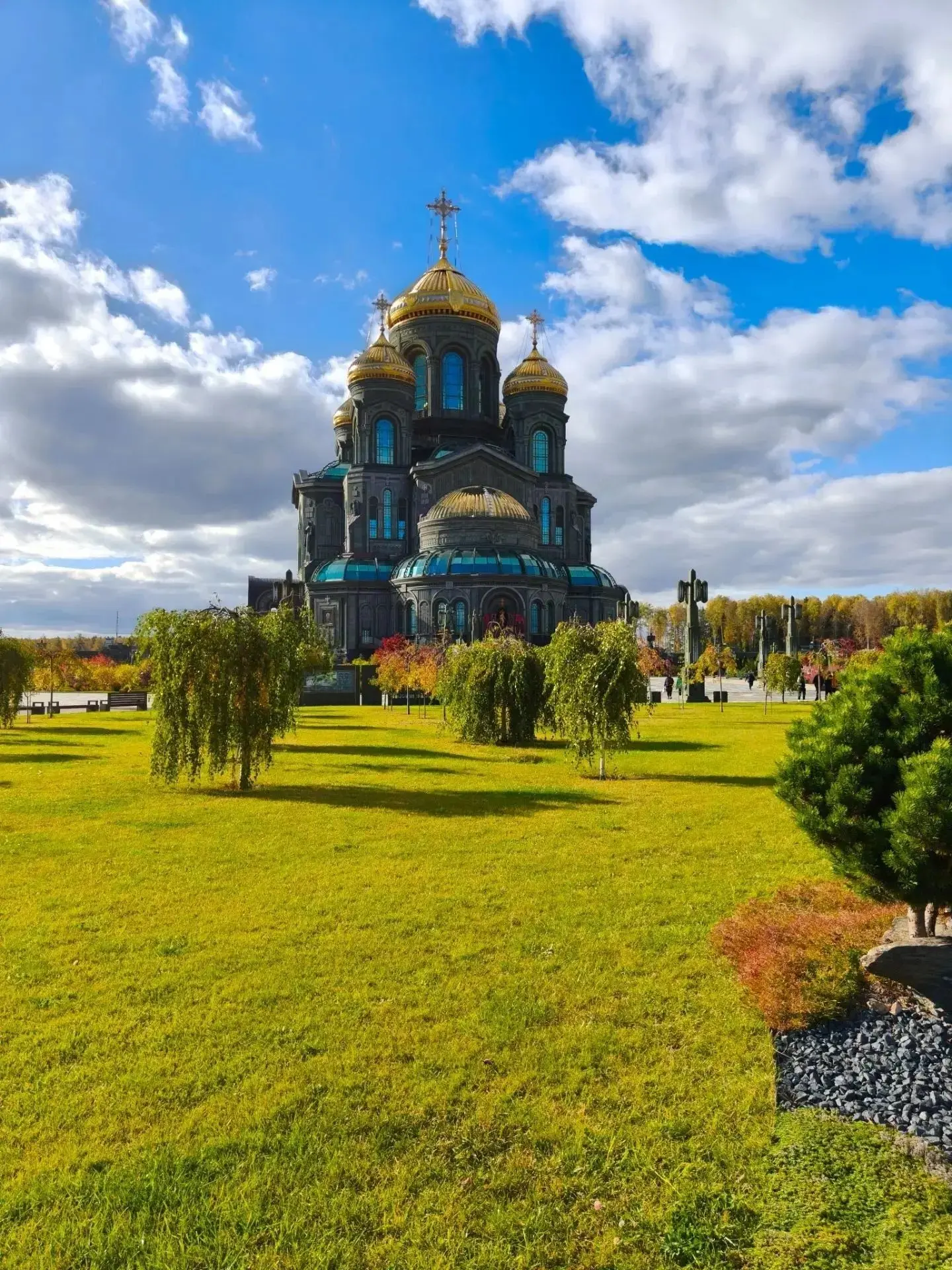 Осень в Парке Патриот: строгость архитектуры и мягкость природы.