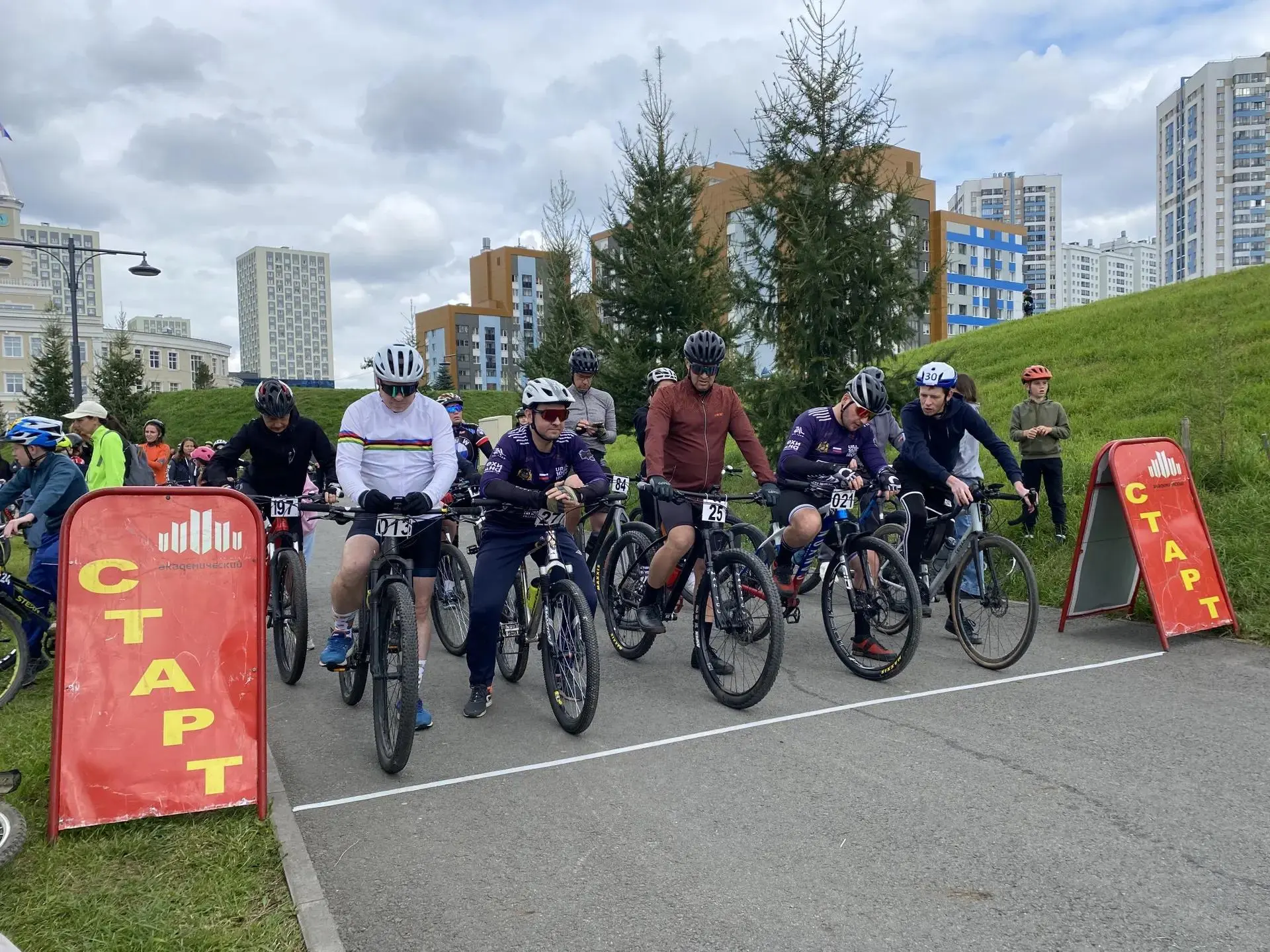 🚴 От малышей до профи: на велогонку в Академическом вышло более 100 участников