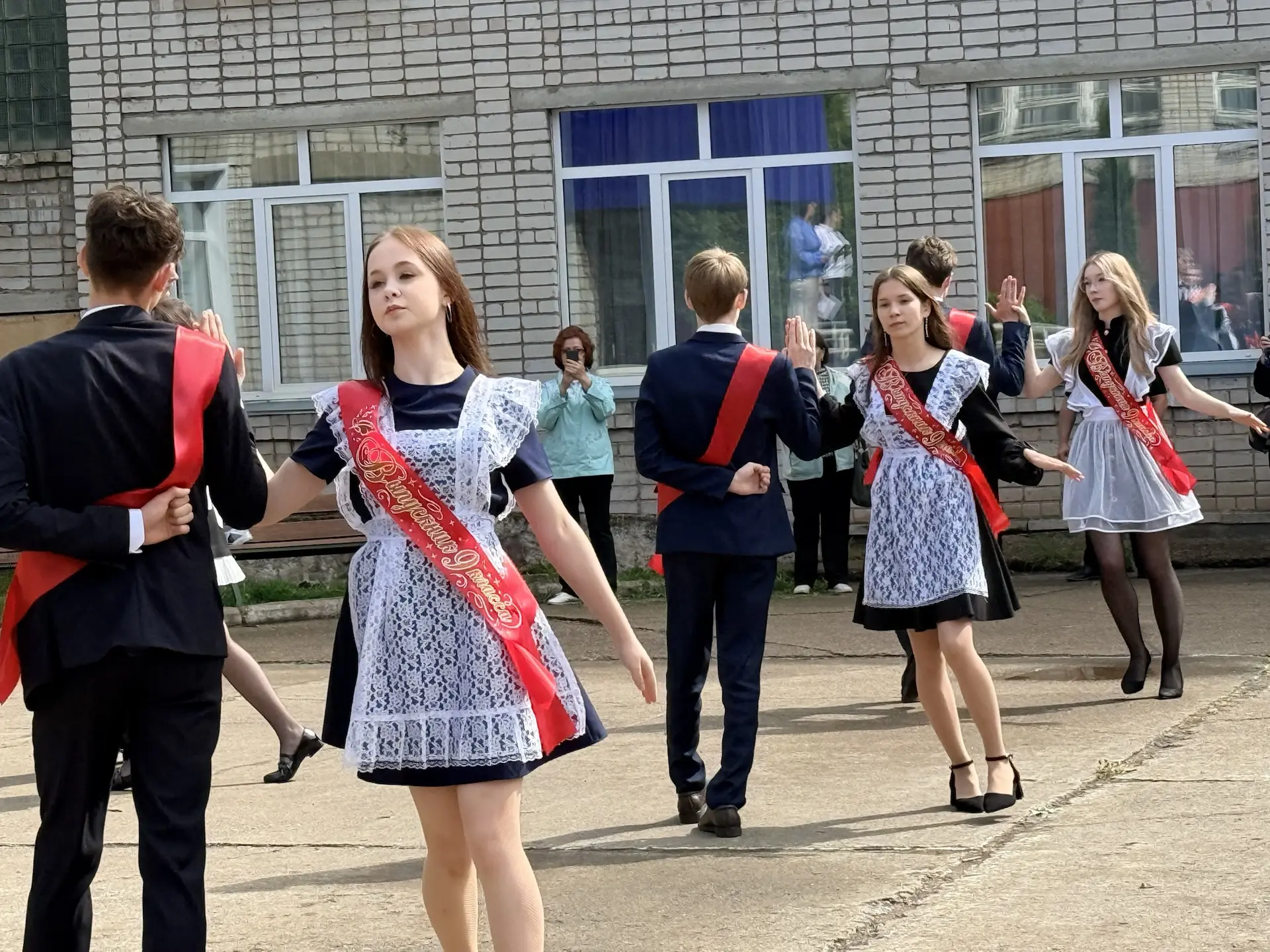 Сегодня для девятиклассников торжественно прозвенел 🎈 последний звонок — момент, наполненный и радос