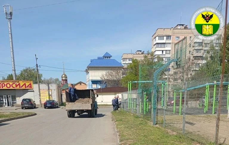 В Мелитополе продолжается благоустройство улиц  Сотрудники МКУ «Благоустройство» очистили бордюры и 