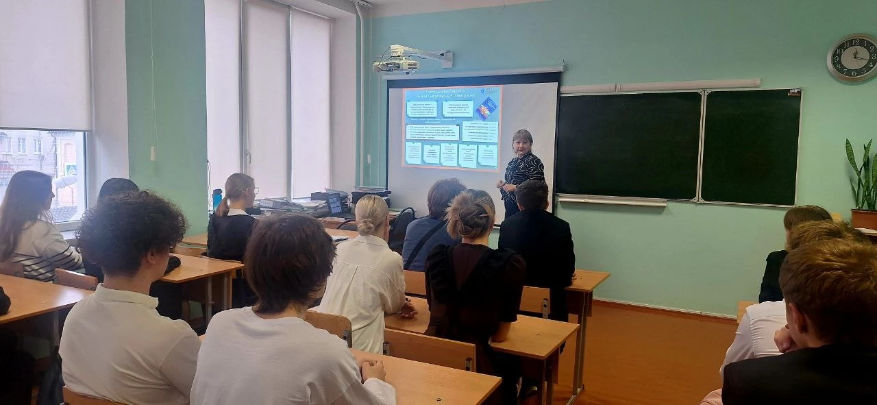 🚨 Месячник безопасности продолжается! 🚨    💻 Ученики 10 "А" познакомились с правилами безопасной раб
