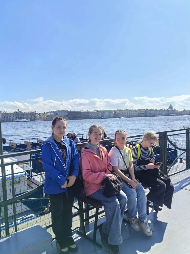 🚢 От учебы к приключениям: 5Б покоряет Петербург с воды и суши!  🎉 Ученики 5 «Б» класса совершили ув