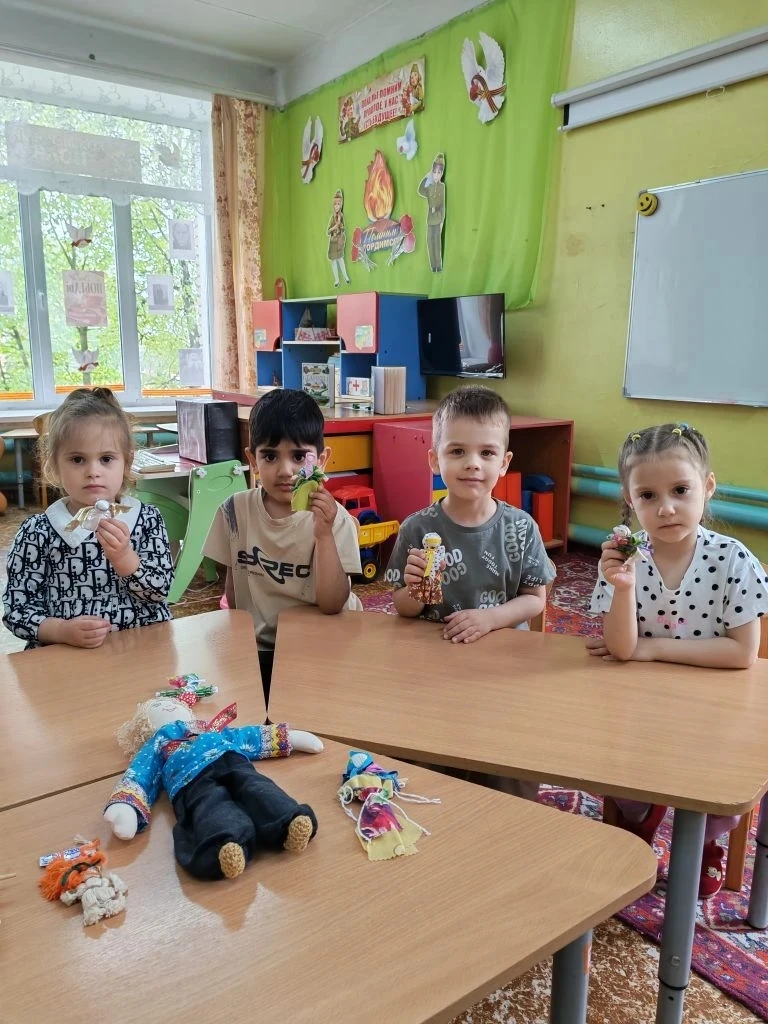 Дети средней группы НОДА рассматривали народные куклы