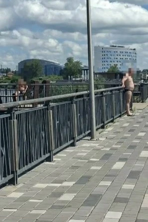 На беспардонно загорающих мужчин пожаловались жители Тюмени. Пишут, что полуголые «Аполлоны» заполон