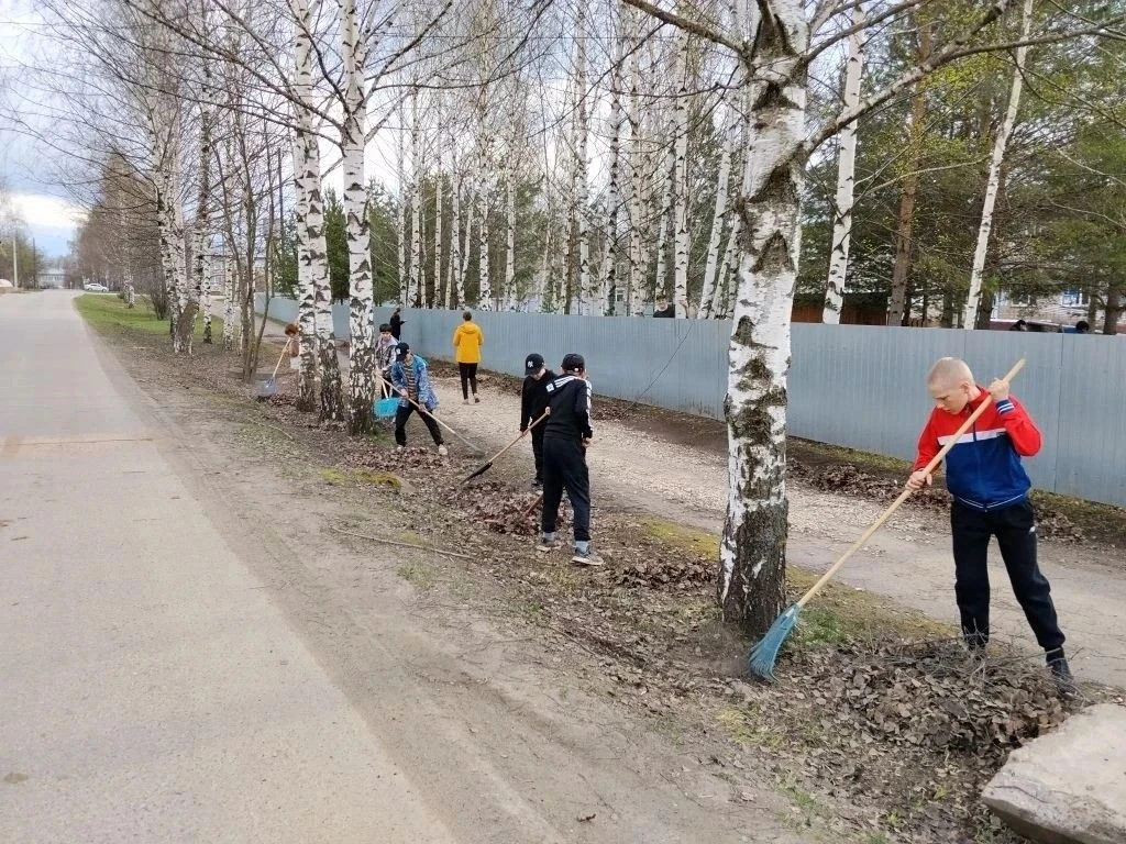 В рамках поддержания чистоты и порядка на территории школы был организован субботник по...