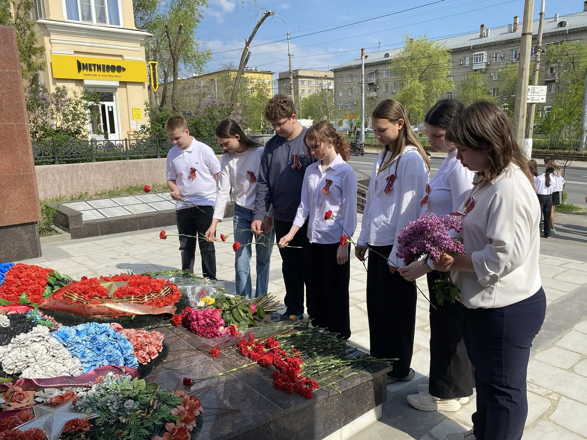 Сегодня учащиеся 8б и 8в классов приняли участие в патриотической акции по возложению цветов🥀  Ребят