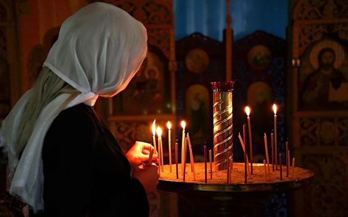 Кто-то судит-
В ожидании - много вольности.
А мы седые волосы прячем краской.
Мы свои бытовые горест