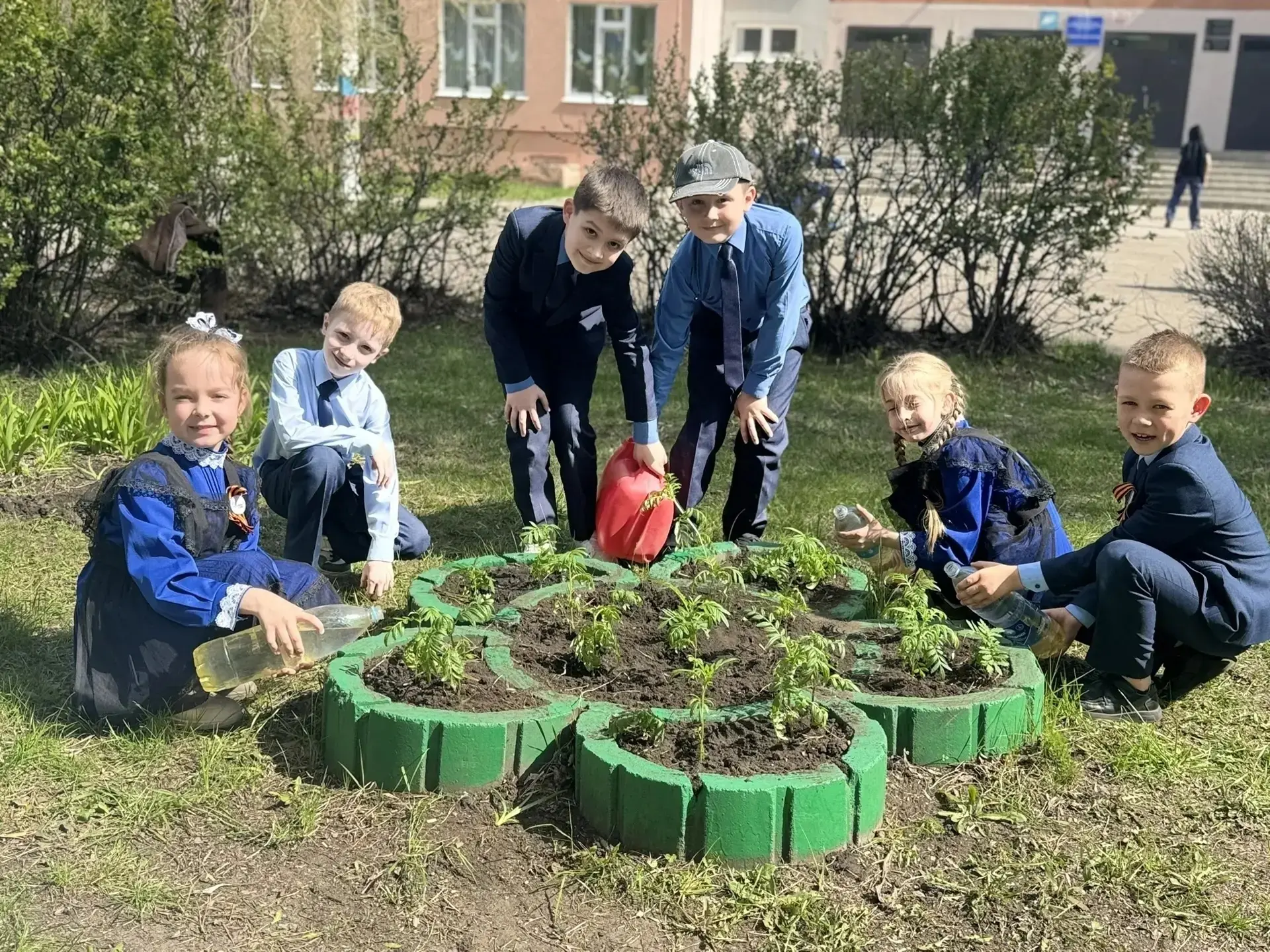 Орлята 2А класса продолжают участие в акции "Клумба Орлят"   ✅Теперь выращенная рассада цветов переб