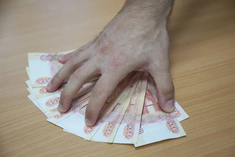 Две компании в Барнауле оштрафовали на 500 тысяч рублей за взятку экс-чиновнику