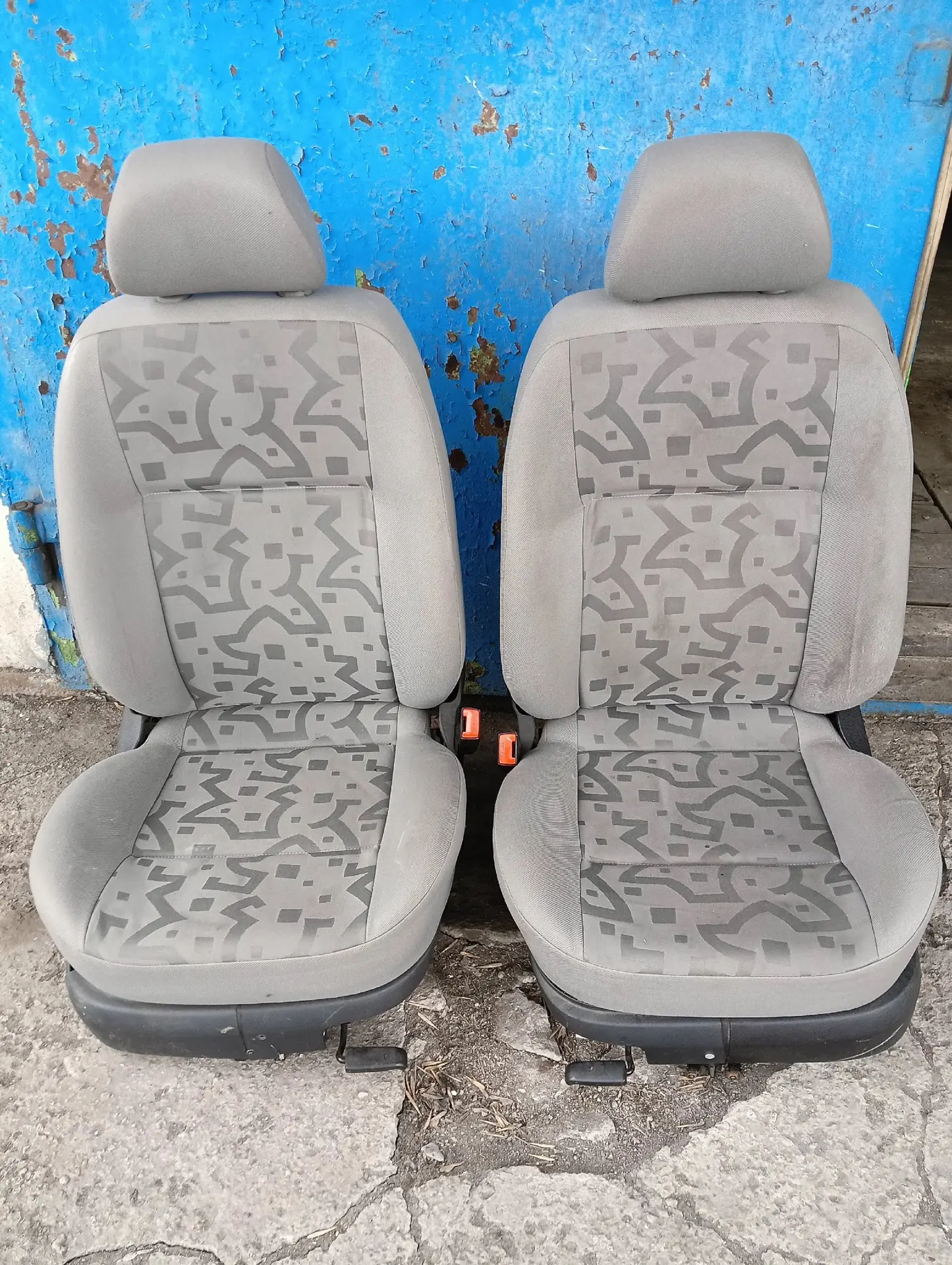 Продам 2 передних сиденья в хорошем состоянии  skoda octavia tur,  volkswagen golf 4 10...
