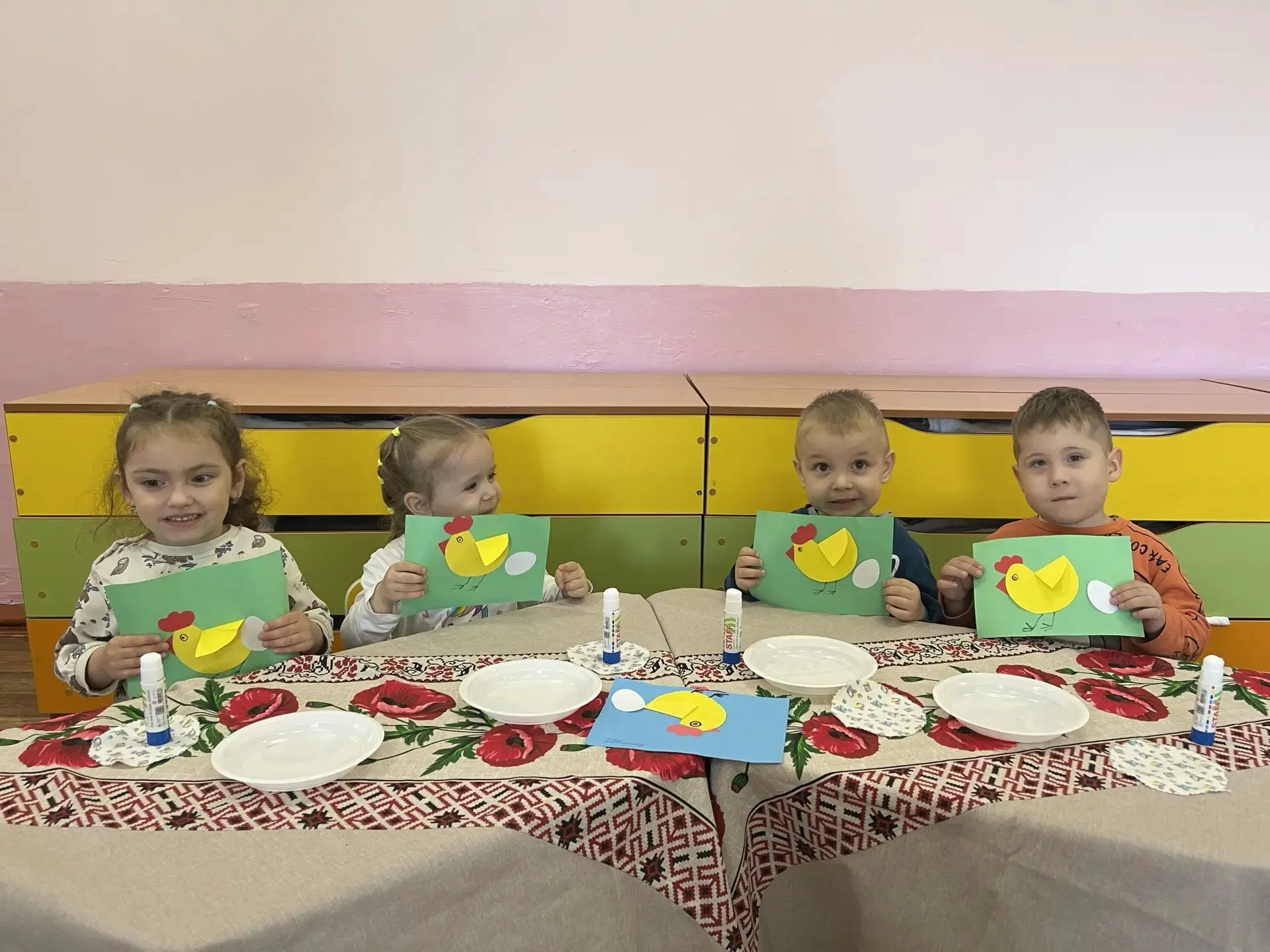 Самые маленькие художники из ясельной группы "Радуга" погрузились в увлекательный мир творчества. Мы