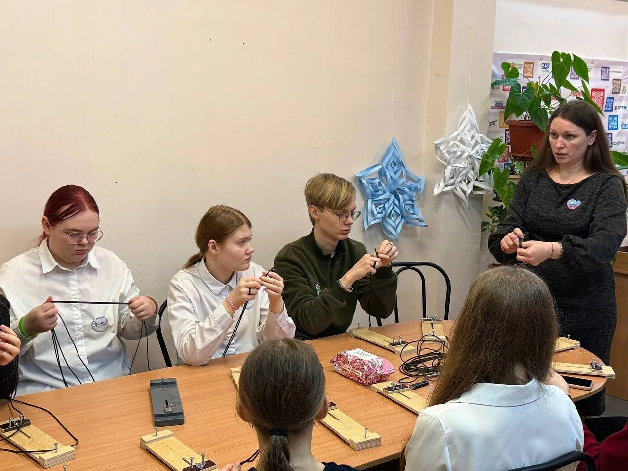 Своими руками — для наших защитников: мастер-класс по плетению тактических браслетов 🪢  В нашей школ