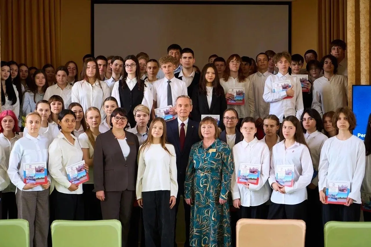 В родной школе №7 Тюмени провел патриотический урок для школьников старших классов вмес...