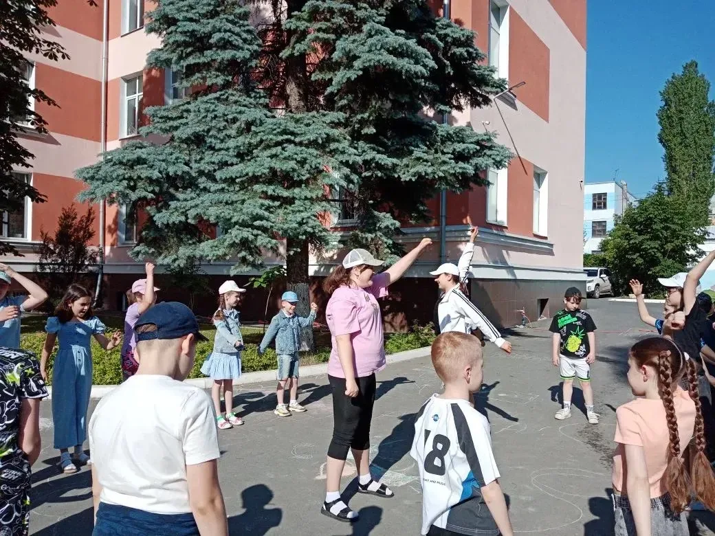 🌈 Будни детского лагеря «Радуга» 

☀️9 июня в нашем детском лагере традиционно началось с зарядки, 