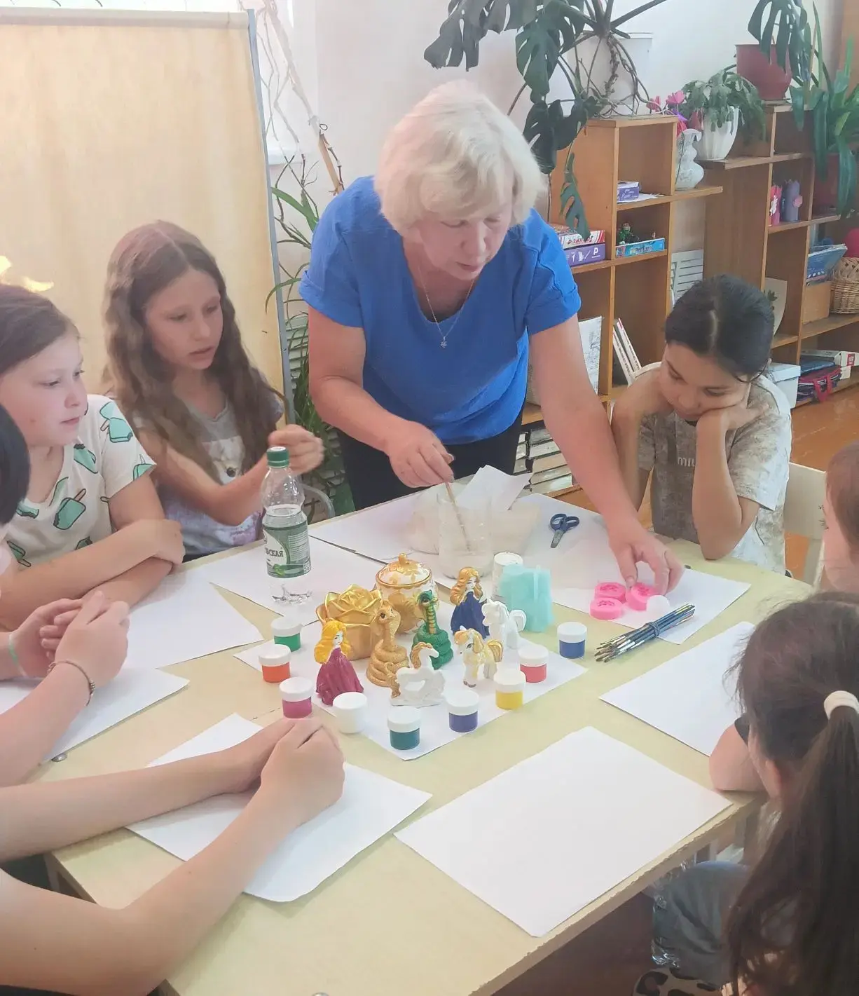 Вчера и сегодня в пришкольном лагере прошли мастер-классы по изготовлению и росписи поделок из гипса