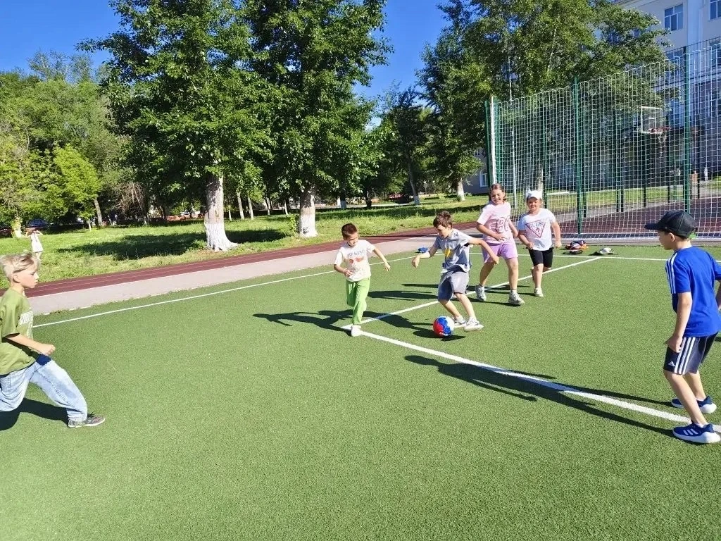 ДВОРОВЫЙ ТРЕНЕР 
⚽ Товарищеский футбольный матч в честь Дня России: дух соперничества и дружбы! 🇷🇺