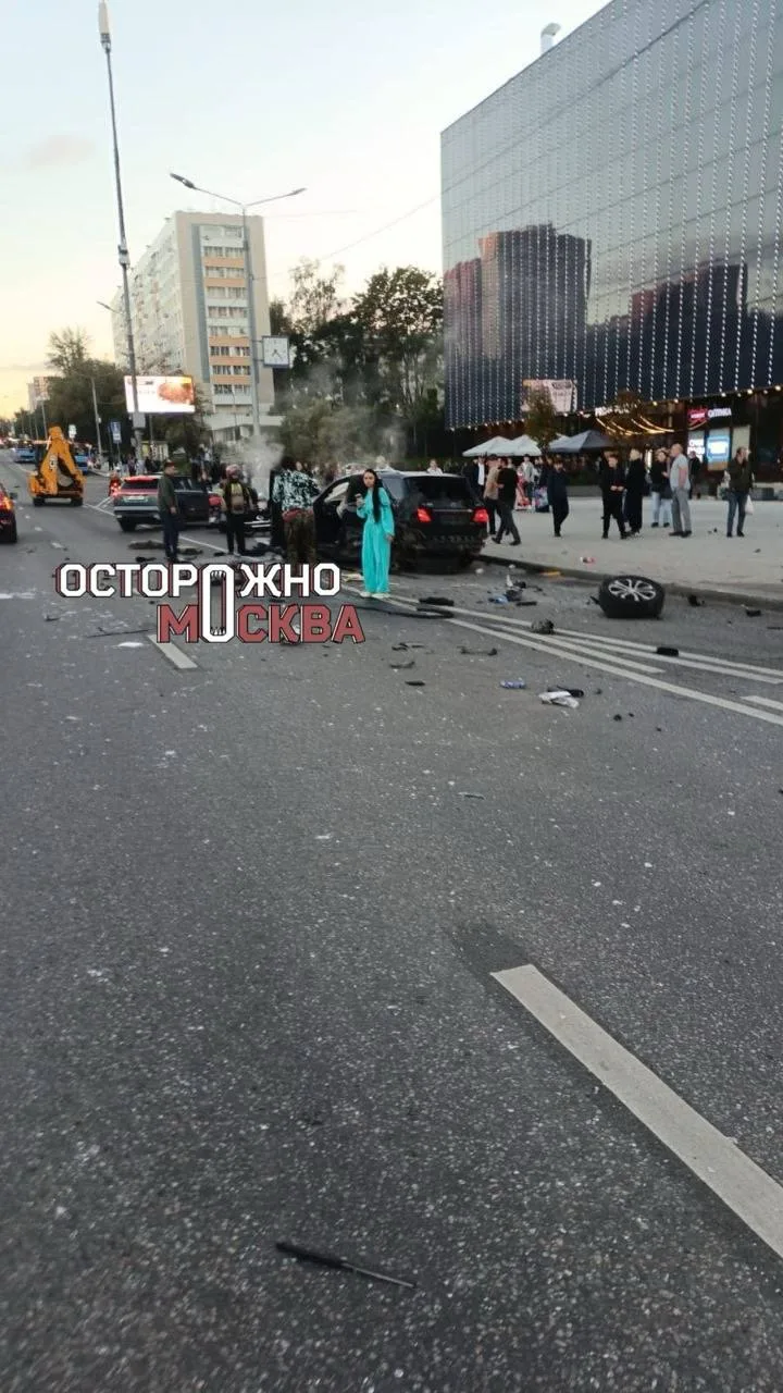 Водитель Mercedes ML мог сбежать с места ДТП после наезда на пешеходов на юго-западе Мо...