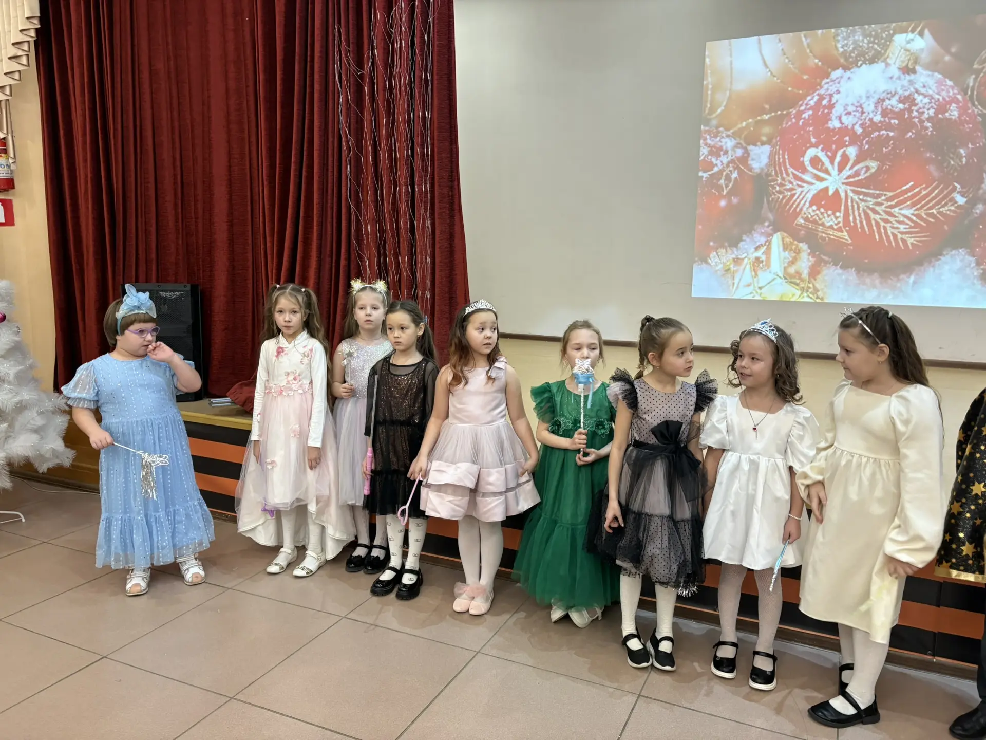 #СОВА  🎄 Новогодний концерт: море радости и творчества! 🎄 Совсем недавно в нашей школе прошёл волшеб
