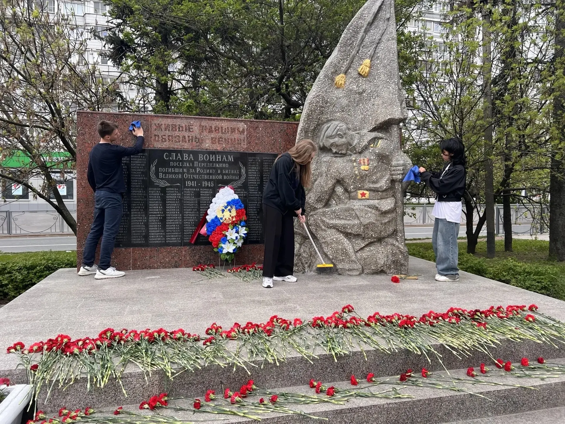 ❤️ «Добрые сердца» в деле: забота о вечной памяти героев  В преддверии Дня Победы наши юные волонтер