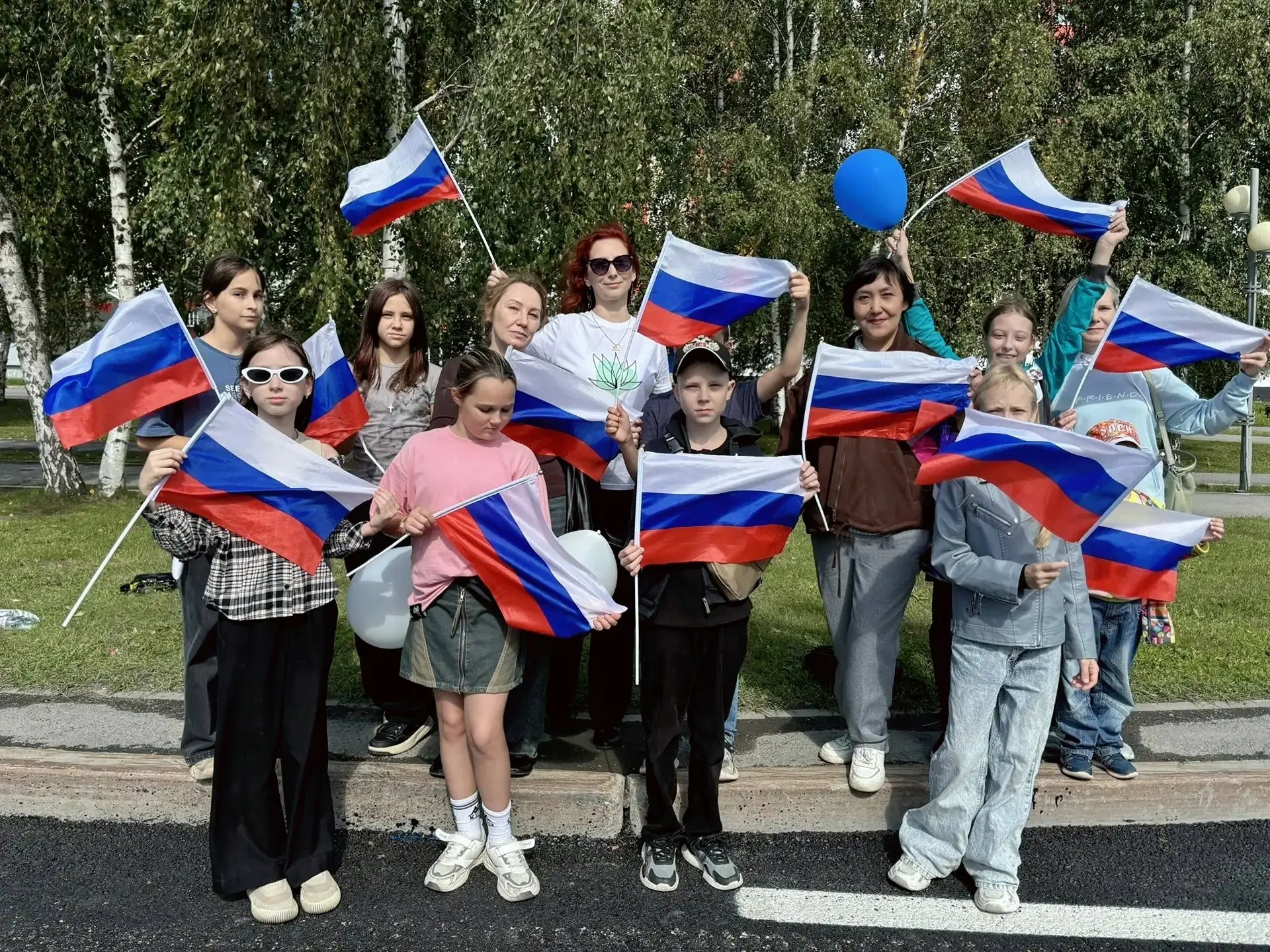 Учащиеся 5б класса присоединяются  к Всероссийской акции "День флага Российской Федерац...