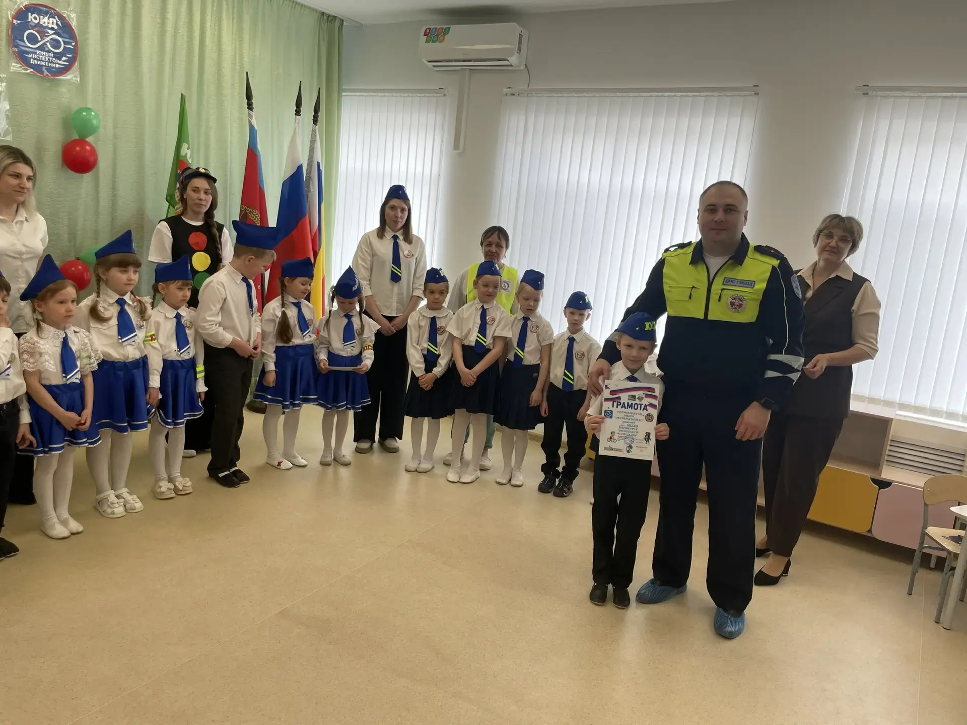 Команда ЮПИД «Светофор» под руководством Ушаковой А. Н. приняла участие в муниципальном...