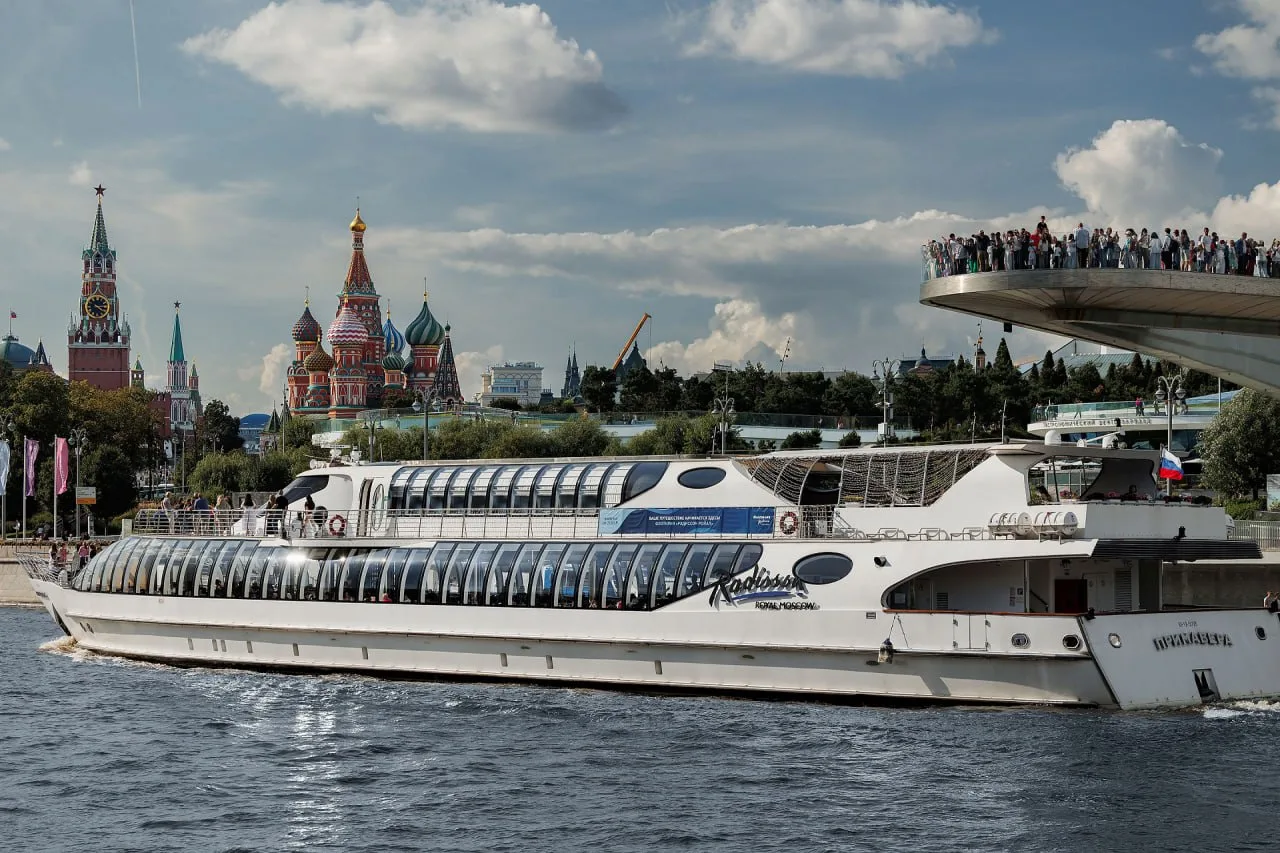 В команду Флотилии Рэдиссон на яхты – рестораны, которые ходят по Москве – реке круглый год, требуют