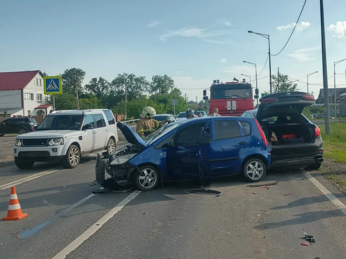 В Ставропольском районе Самарской области произошло ДТП с участием трех автомобилей. Ав...