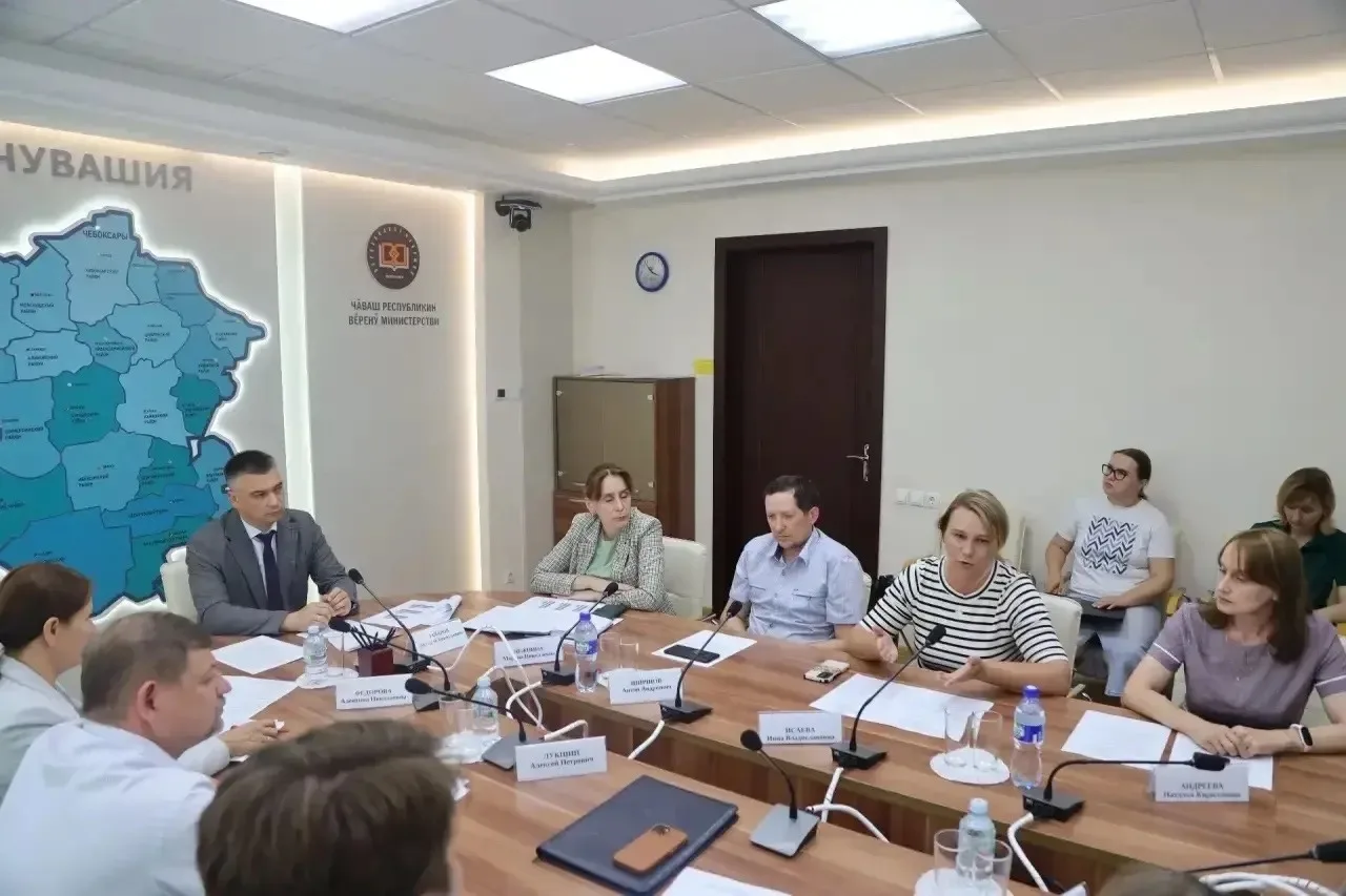 Как и обещал, собрал муниципалитет, директоров школ, представителей прокуратуры и, самое главное, ро