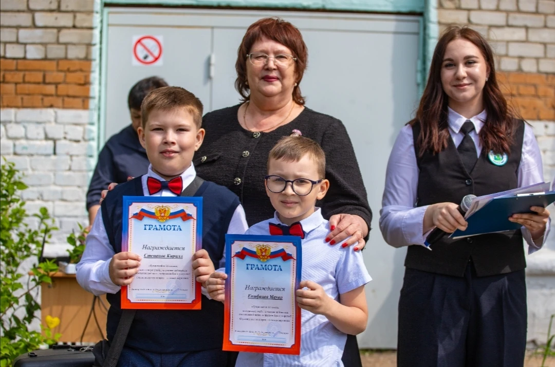 🎓 В конце учебного года в нашей школе проходит традиционная линейка!  Мы чествуем отличников и актив