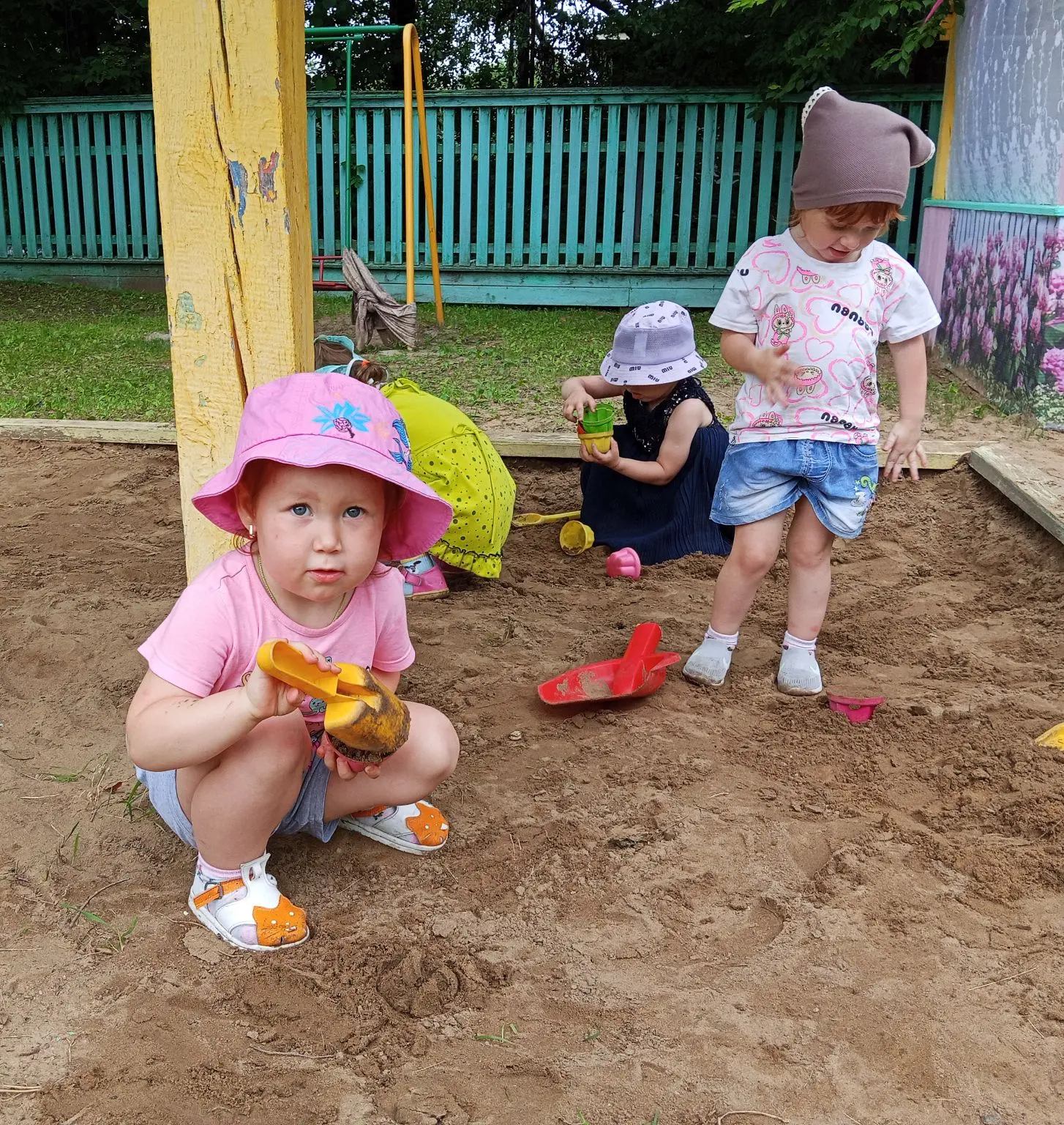 «Счастье — в простых вещах!» 🏖️
Сегодня на прогулке ребята младшей группы  превратились в строителе