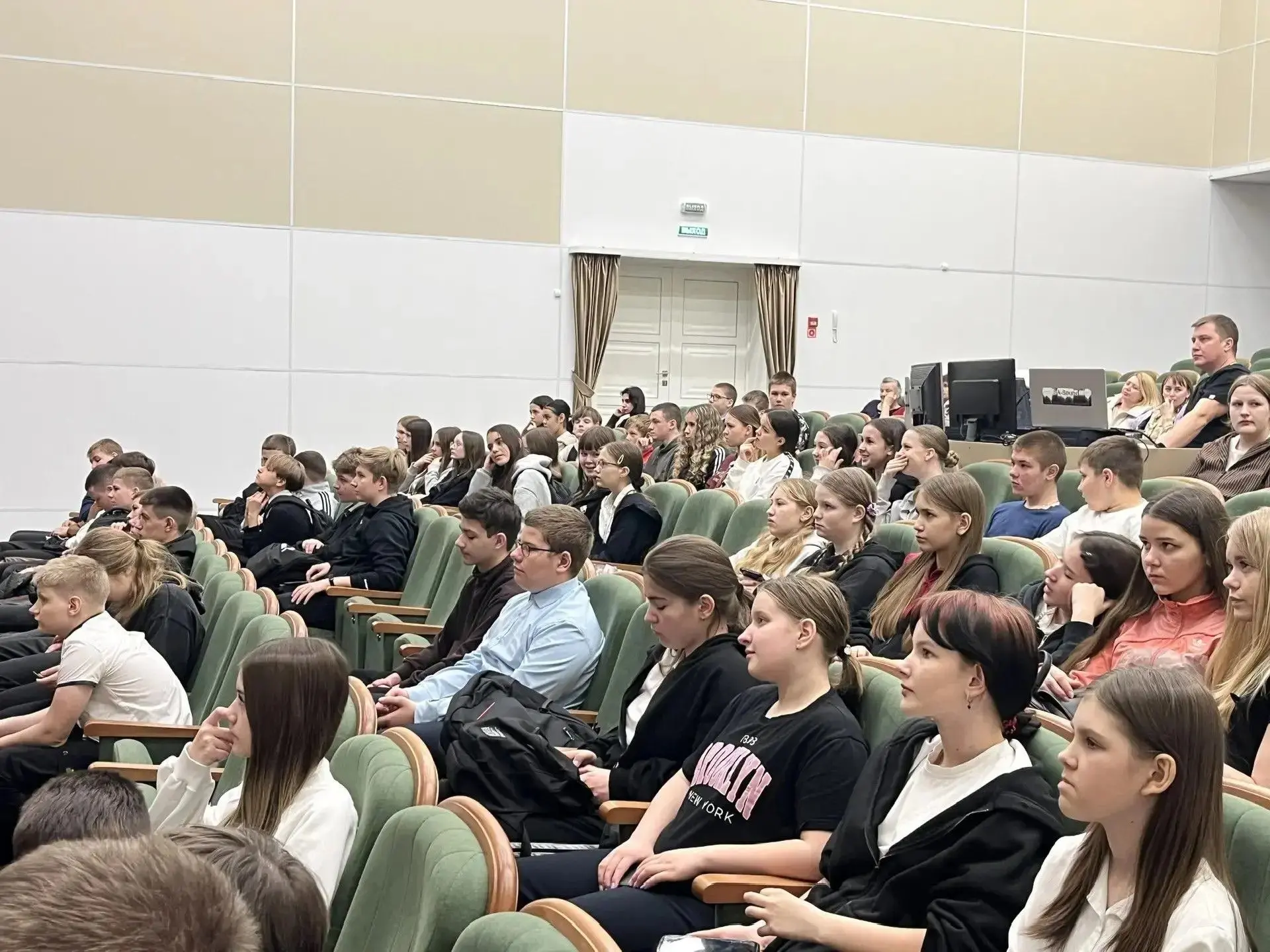 📍 16 апреля в МБУК «Боринский ЦКиД» прошёл увлекательный мастер‑класс по основам управления беспилот